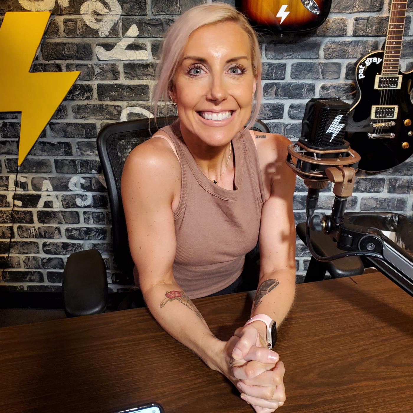 At The Mic - Ep. 33 - Guest: Lisa Paige (10/16/20) - At The Mic (with
